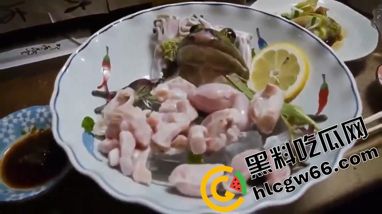 蛙蛙刺身，现杀现吃！上半身还在挣扎，下半身已经下肚，小日子这口味是真敢整！-7