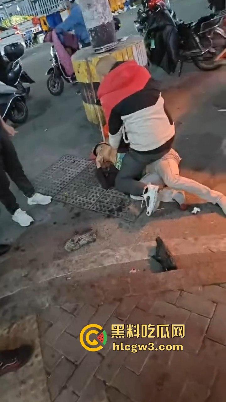 广西R星光头佬暴揍醉汉 战力爆表骑身上拍照羞辱，还问对方屌不屌，R星出品果然精品！-2