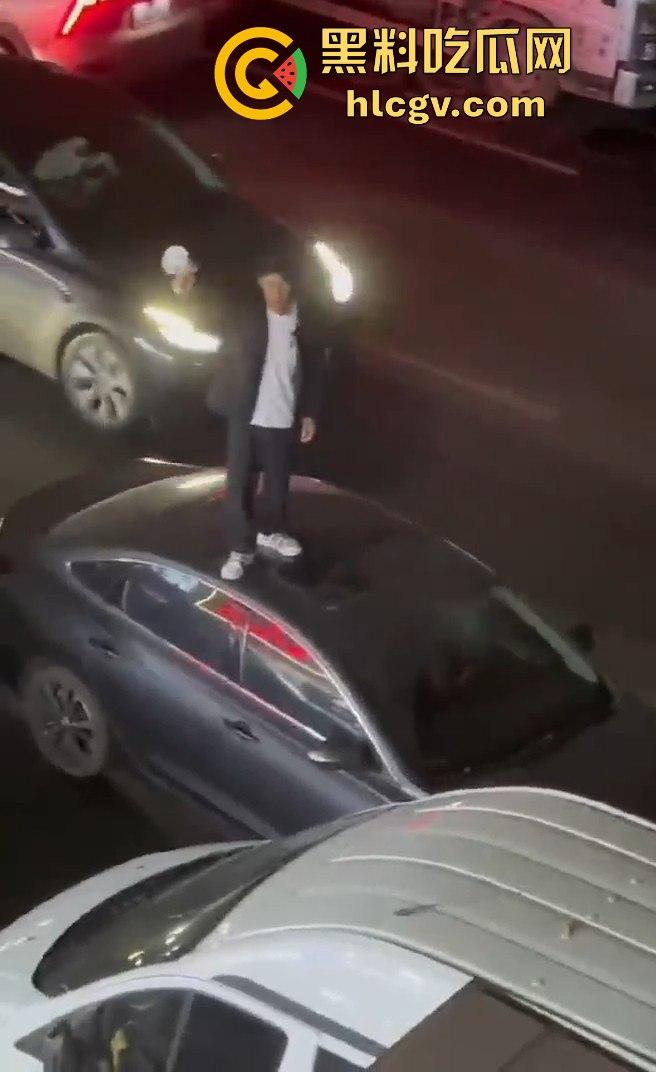 义乌惊现纯爱战士大闹街头！从福建狂奔而来，只为站车顶用喇叭当街告白分手女友！-6