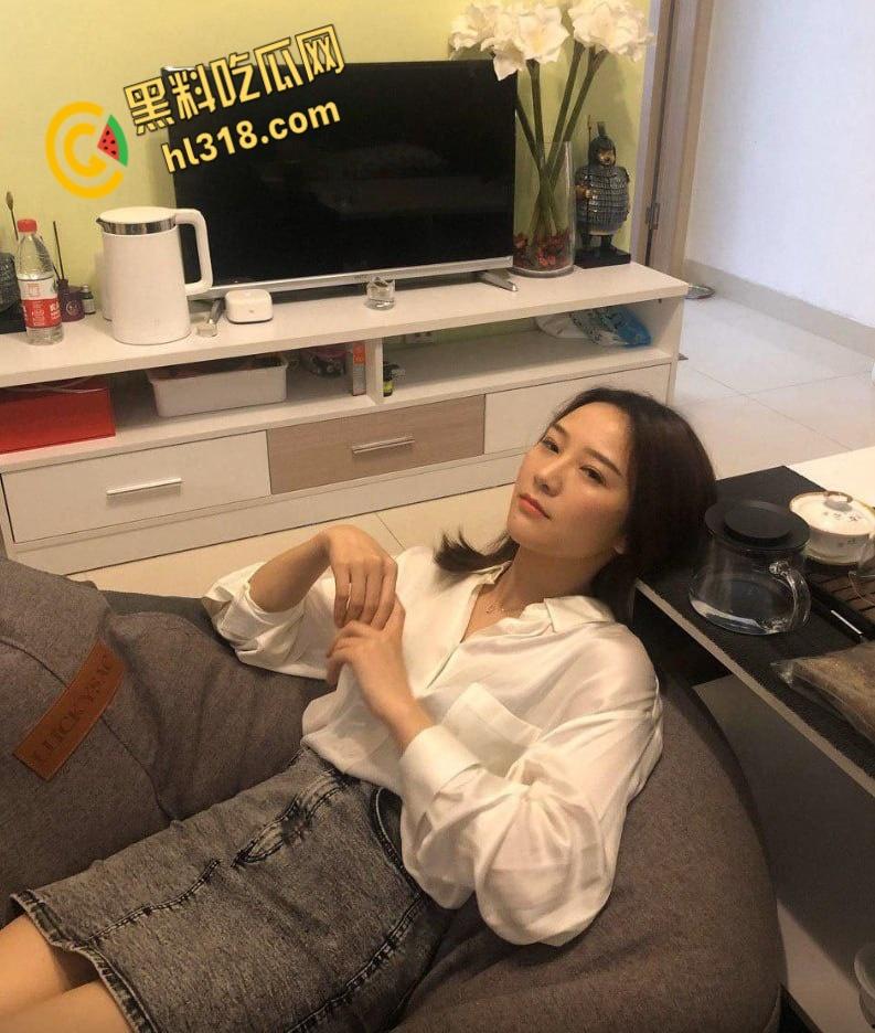 背着亲哥跟嫂子家里偷情，嫂子主动换上情趣丝袜，口交吃鸡黑丝诱惑，各种姿势爆操 !-1