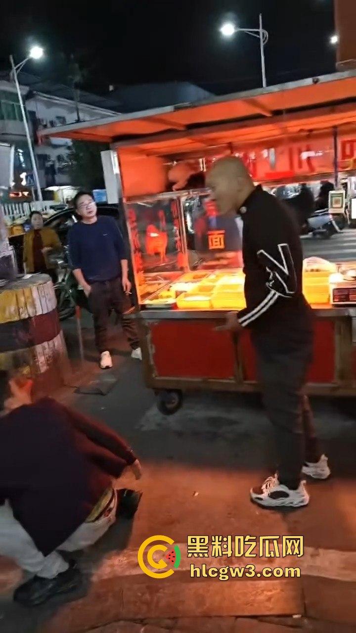 广西R星光头佬暴揍醉汉 战力爆表骑身上拍照羞辱，还问对方屌不屌，R星出品果然精品！-10