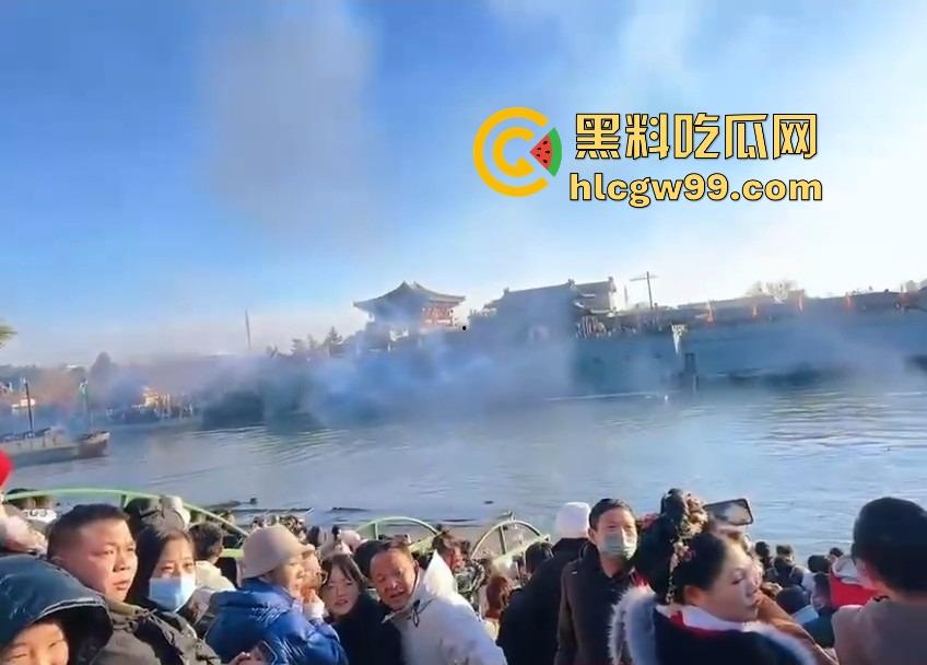 河南开封万岁山奇观，一边是水炮大战，一边是三女互撕扯头发，围观群众看懵到底该看哪个？-9