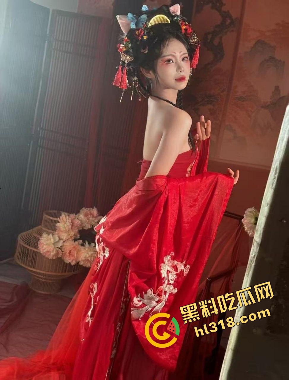 万物皆可插的骚逼女人性欲高到没天理，家里啥都能插，梳子拿来当鸡巴，自己玩得高潮喷水！-3