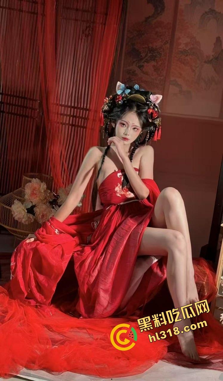 万物皆可插的骚逼女人性欲高到没天理，家里啥都能插，梳子拿来当鸡巴，自己玩得高潮喷水！-4