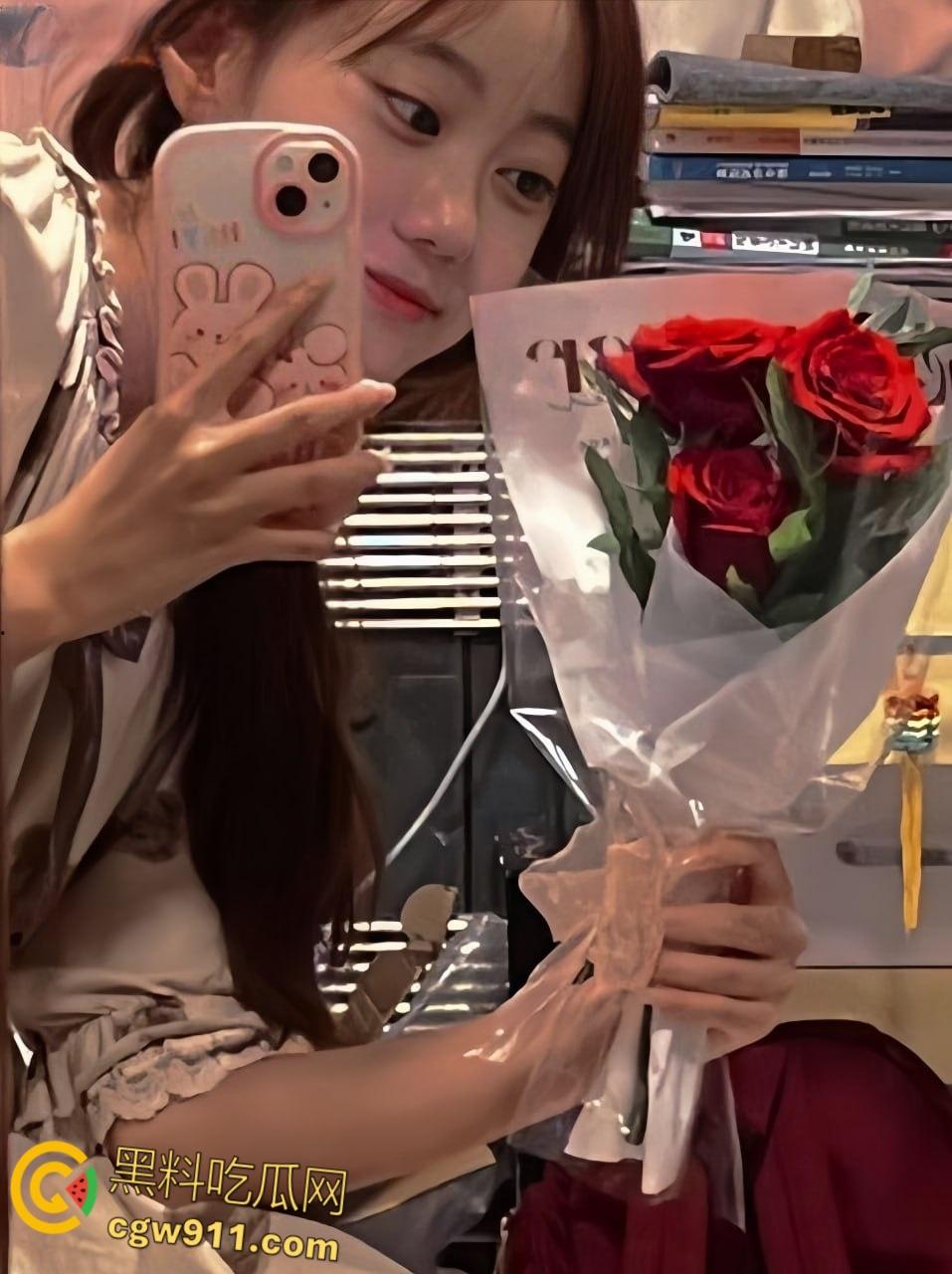 浙江大学嫩妹【宋雅曦】，清纯颜值私下却是爱口交的母狗，白嫩美乳娇小炮机，被男友骑乘疯狂打桩 ！-1