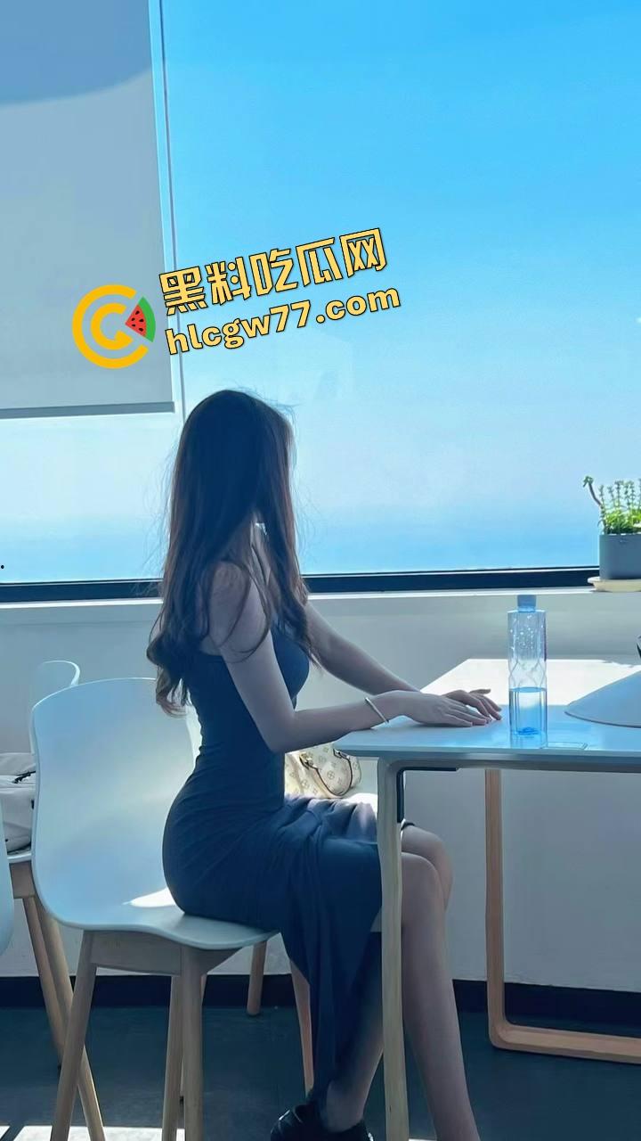 珠海绿帽老公带性瘾人妻 约三单男酒店玩4P 鸡巴都快吃不过来了 撅起肥臀被不停插！-1