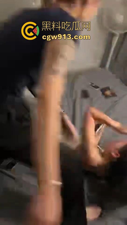 湖北武汉精神小伙和精神小妹，霸凌一个未成年女生，满18还敢造次？这种就应该抓进去关几天！-6