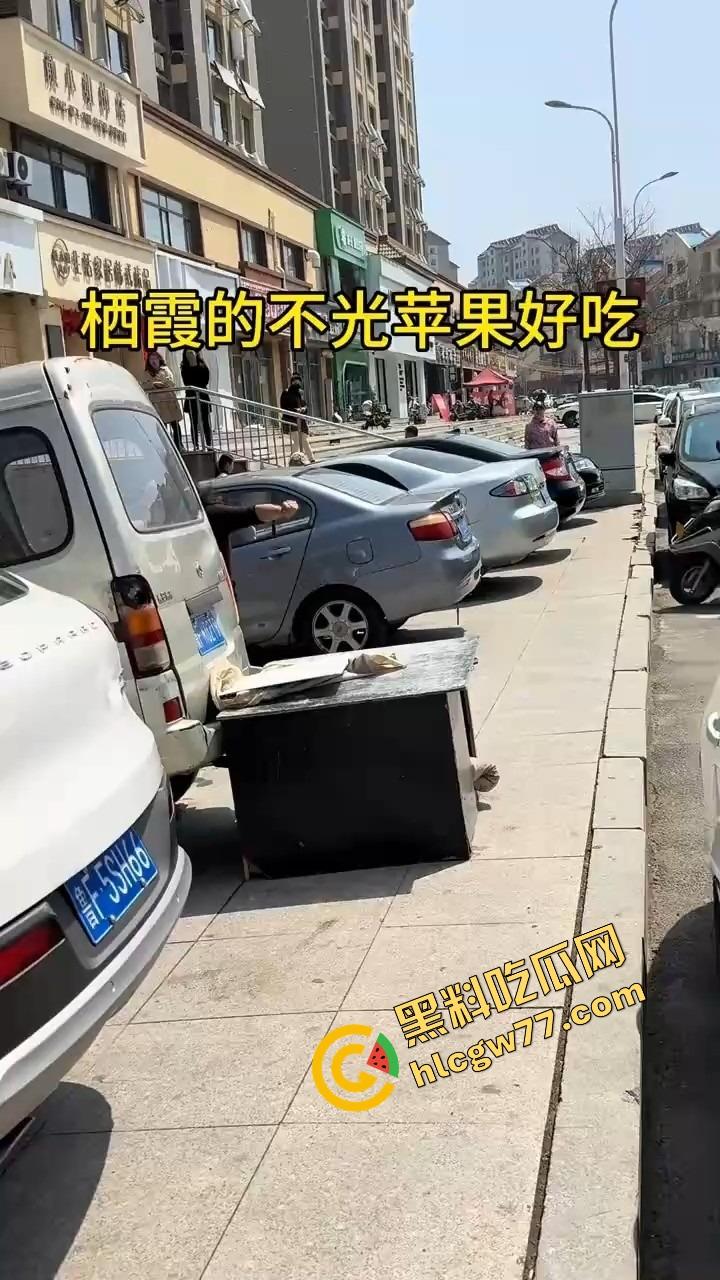 栖霞尚记甜品小三当街挑衅原配,奶茶没喝上,脸先被泼成奶盖,两女互撕扯头发狠撕逼!-1