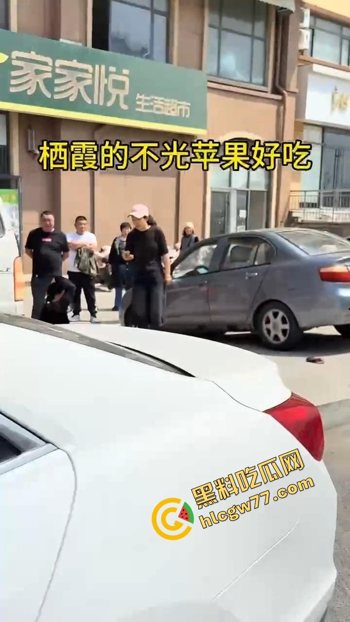 栖霞尚记甜品小三当街挑衅原配,奶茶没喝上,脸先被泼成奶盖,两女互撕扯头发狠撕逼!-2