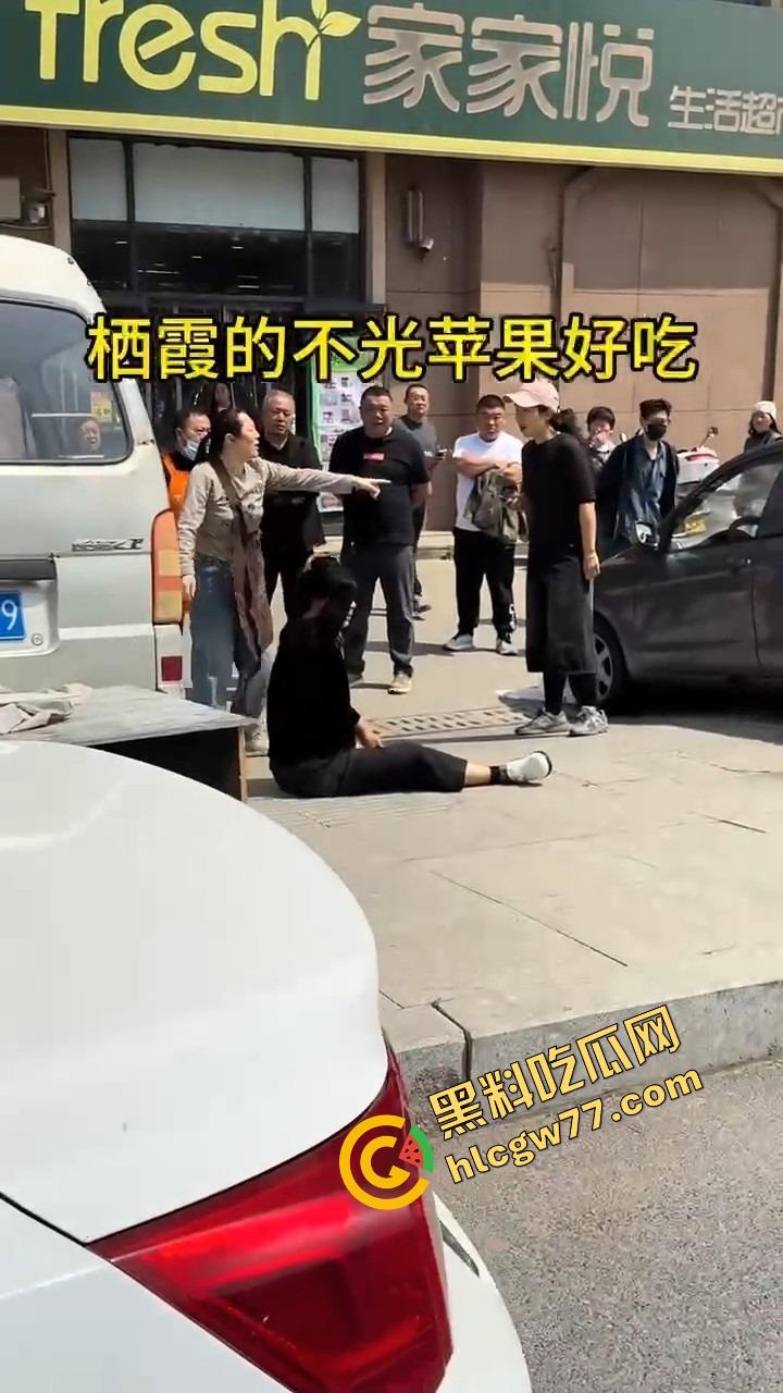 栖霞尚记甜品小三当街挑衅原配,奶茶没喝上,脸先被泼成奶盖,两女互撕扯头发狠撕逼!-3