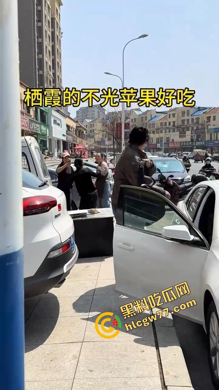 栖霞尚记甜品小三当街挑衅原配,奶茶没喝上,脸先被泼成奶盖,两女互撕扯头发狠撕逼!-4