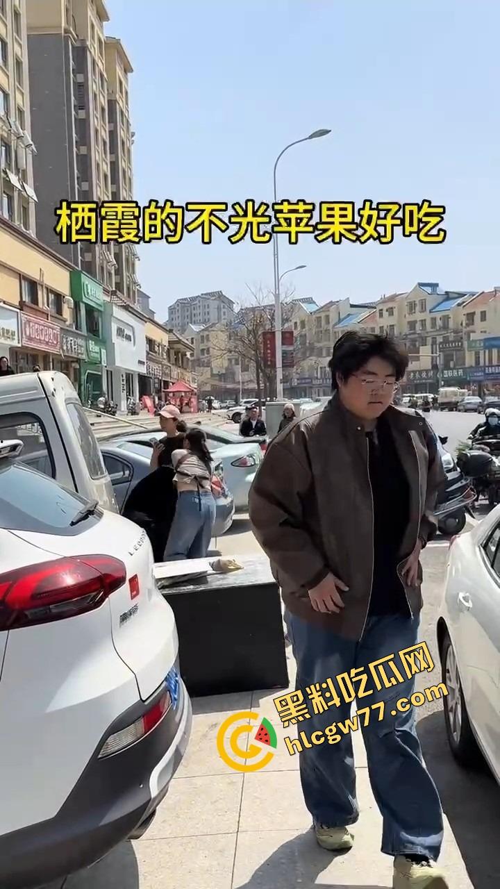 栖霞尚记甜品小三当街挑衅原配,奶茶没喝上,脸先被泼成奶盖,两女互撕扯头发狠撕逼!-5