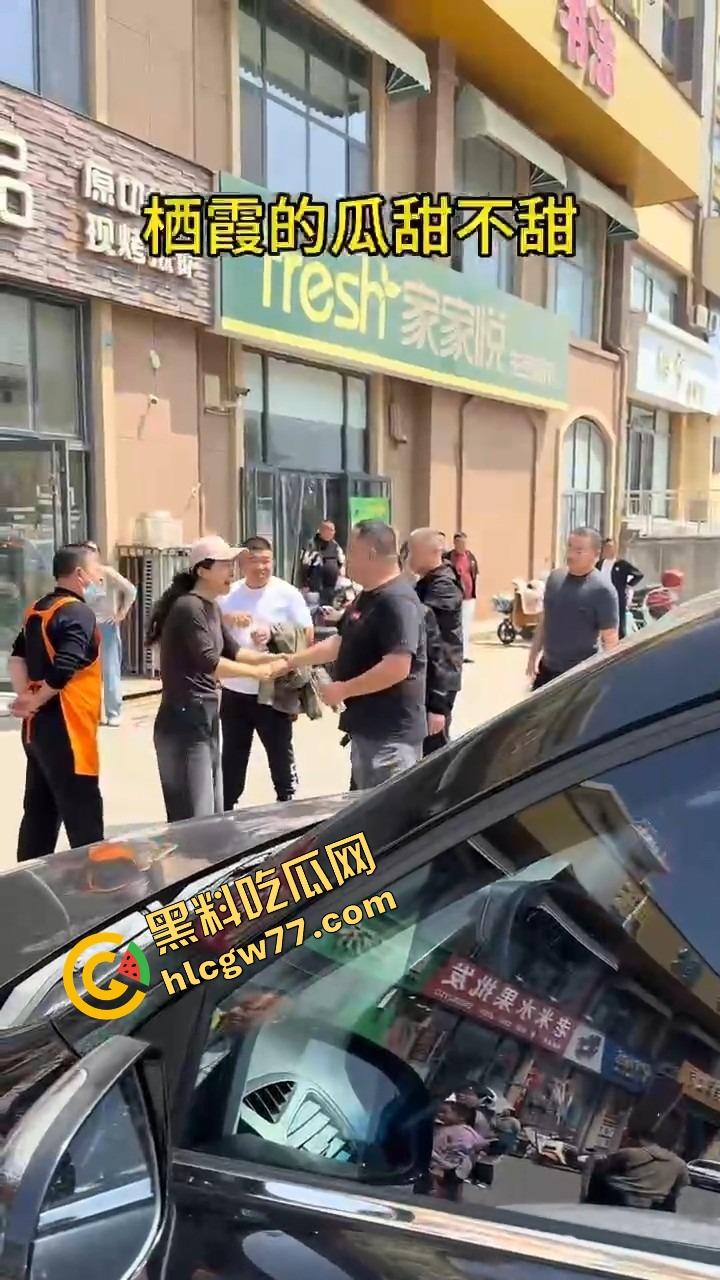 栖霞尚记甜品小三当街挑衅原配,奶茶没喝上,脸先被泼成奶盖,两女互撕扯头发狠撕逼!-6