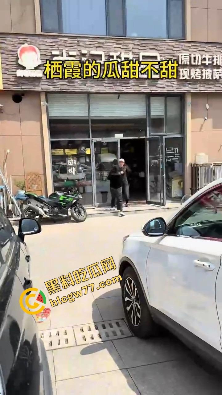 栖霞尚记甜品小三当街挑衅原配,奶茶没喝上,脸先被泼成奶盖,两女互撕扯头发狠撕逼!-7