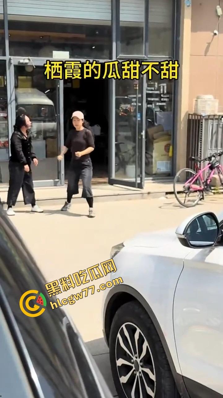 栖霞尚记甜品小三当街挑衅原配,奶茶没喝上,脸先被泼成奶盖,两女互撕扯头发狠撕逼!-8