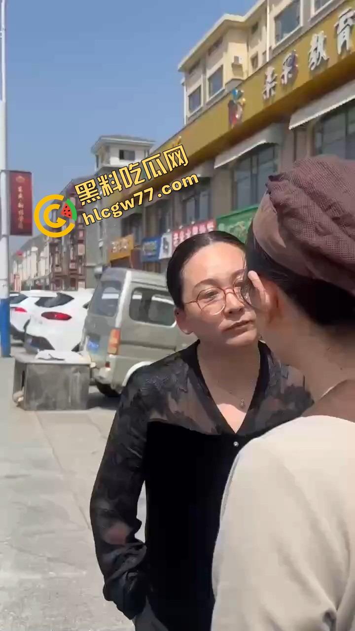 栖霞尚记甜品小三当街挑衅原配,奶茶没喝上,脸先被泼成奶盖,两女互撕扯头发狠撕逼!-9