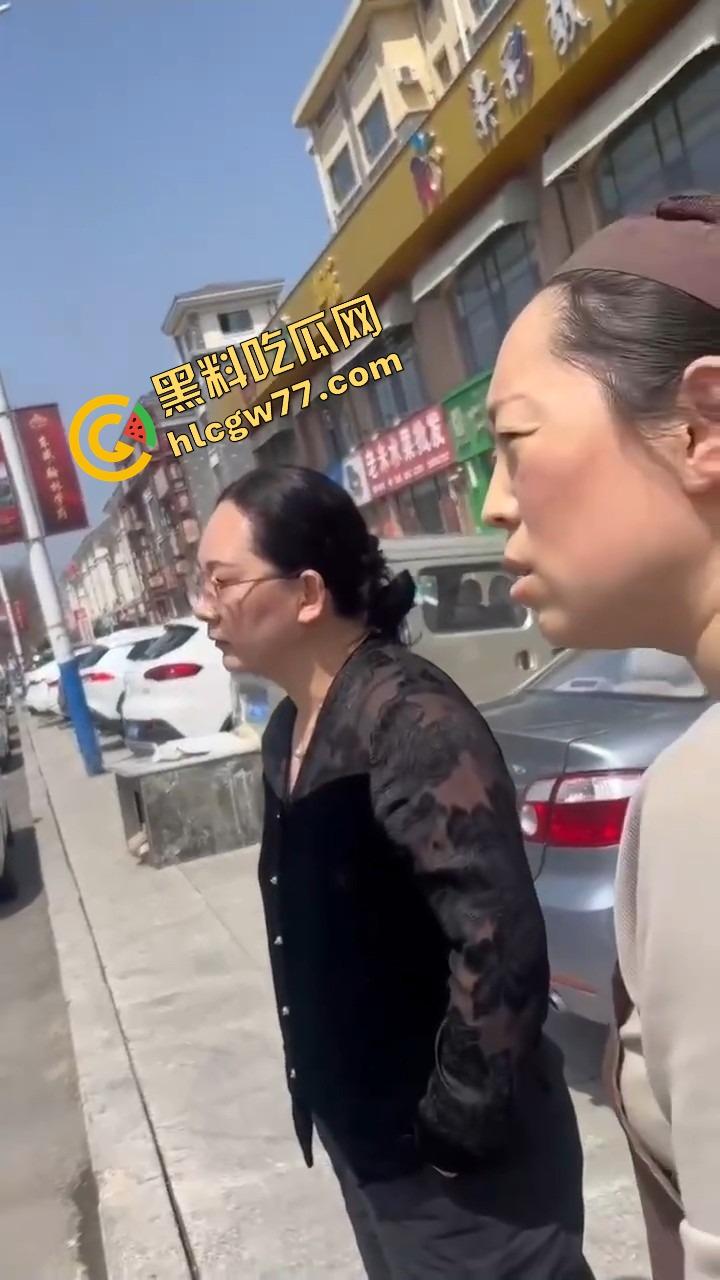 栖霞尚记甜品小三当街挑衅原配,奶茶没喝上,脸先被泼成奶盖,两女互撕扯头发狠撕逼!-10