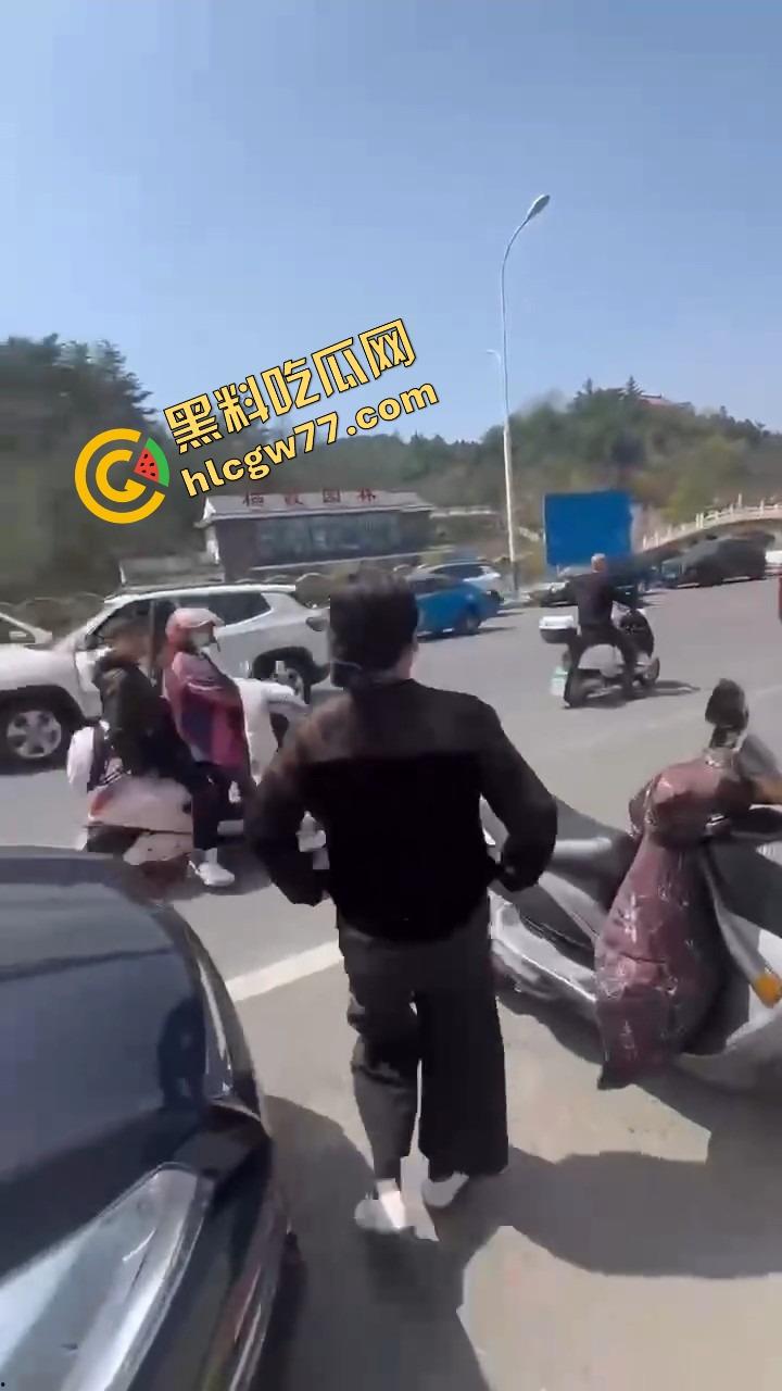 栖霞尚记甜品小三当街挑衅原配,奶茶没喝上,脸先被泼成奶盖,两女互撕扯头发狠撕逼!-12