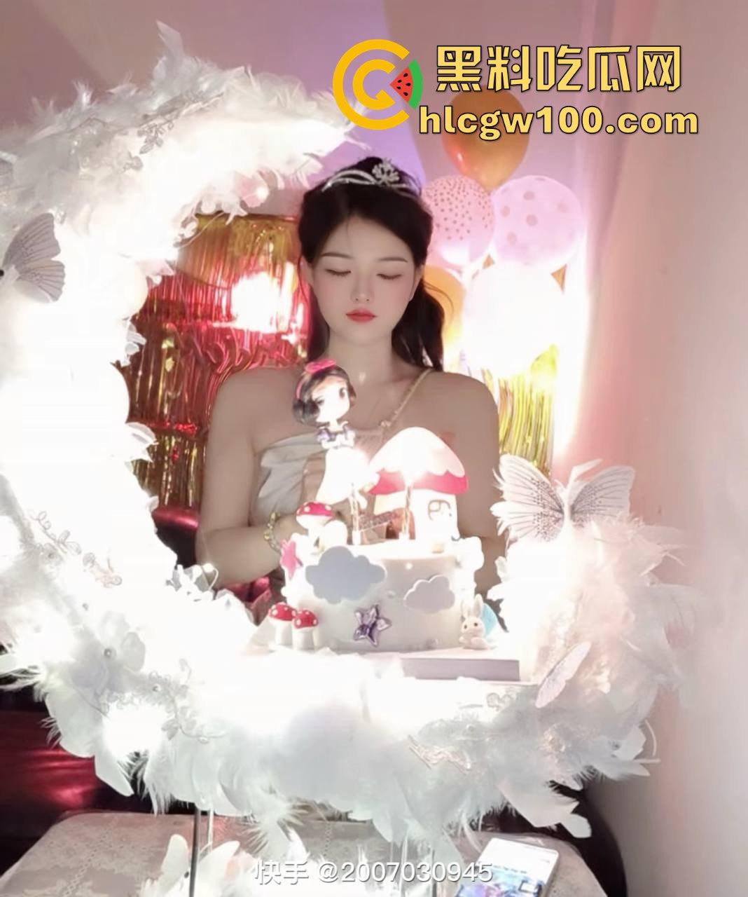 回馈瓜友!快手巨乳网红【36G大馒头】收费福利流出, 极品身材丰乳肥臀全裸,这胸像假的一样。-5