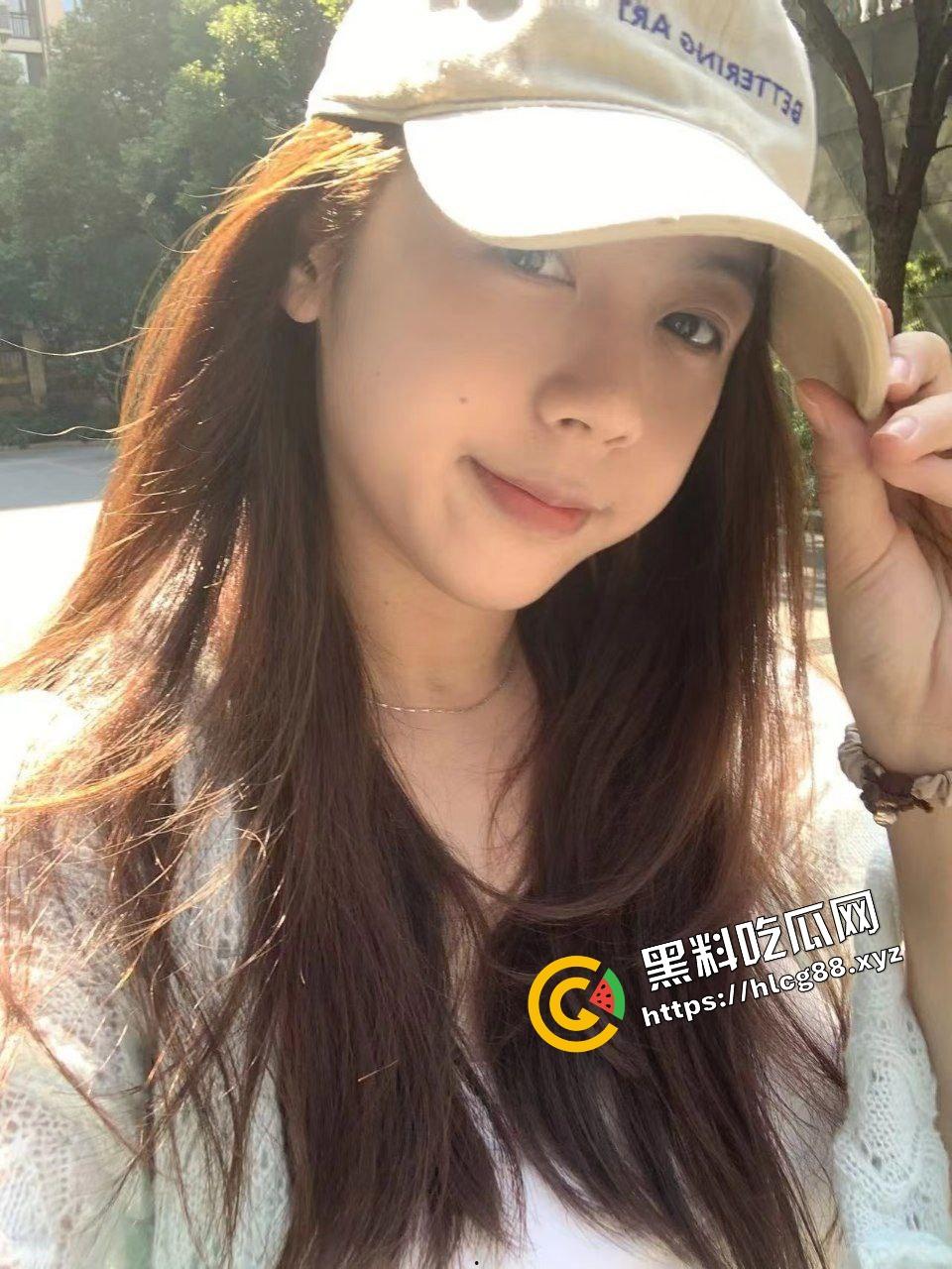 赴美留学的反差婊骚鸡【陈嘉琪】天天被洋屌男友中出骚逼，趁着宿舍里没人用仙女棒自慰！-2