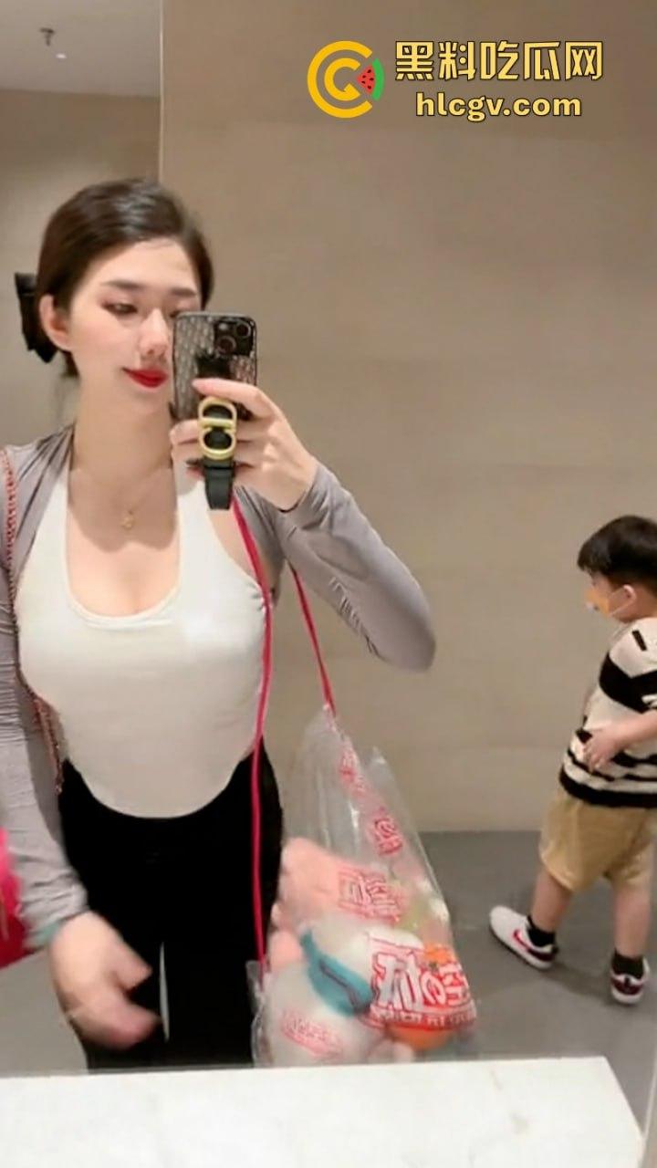 抖音百万粉丝网红宝妈【小莹子是汤圆妈】表面贤妻良母实则性瘾母狗 送原味内衣 线下约炮被开盒！-10