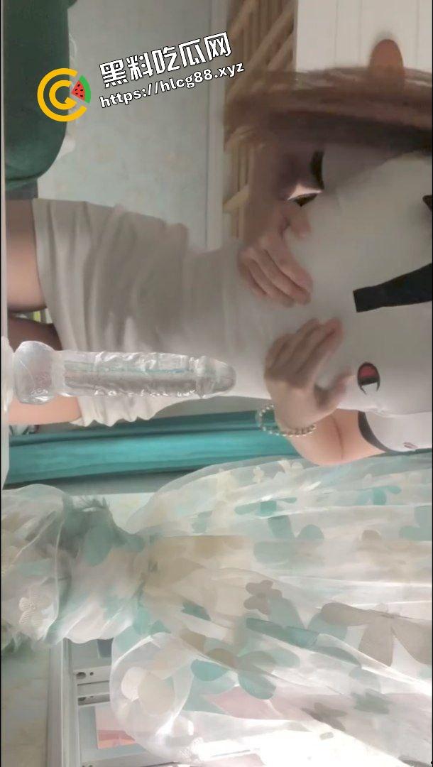 赴美留学的反差婊骚鸡【陈嘉琪】天天被洋屌男友中出骚逼，趁着宿舍里没人用仙女棒自慰！-6