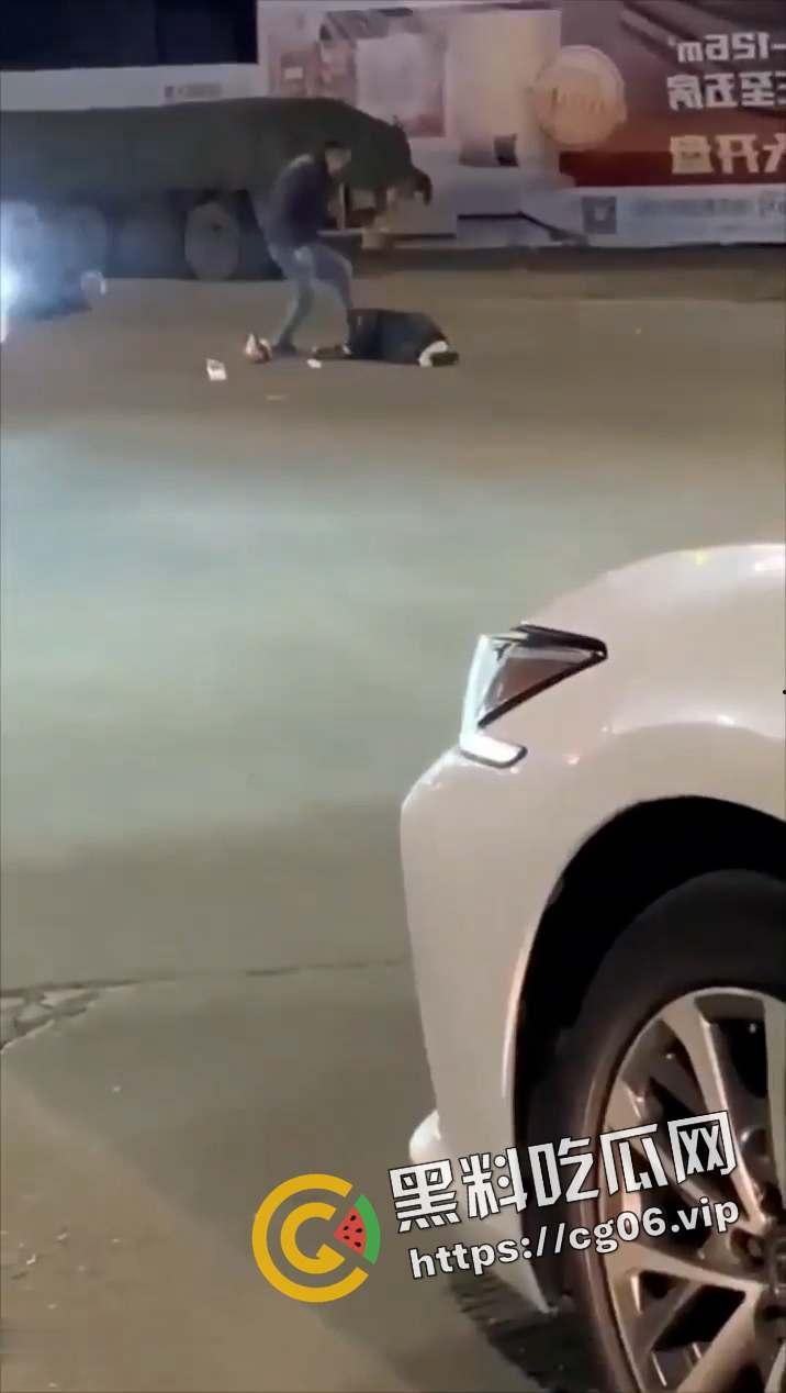 茂名化州当街行凶！疑似为女子前夫情杀 当街捅死之后还一直在打  这是有多大的仇恨-6