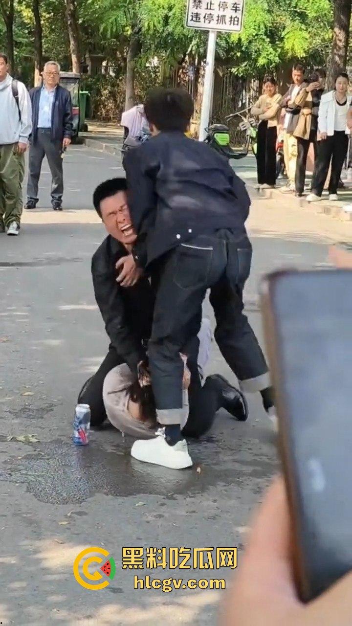 山东男子醉酒殴打女友还拿啤酒洗头！见义勇为小伙出手相救，醉鬼竟拿刀要捅人！-4