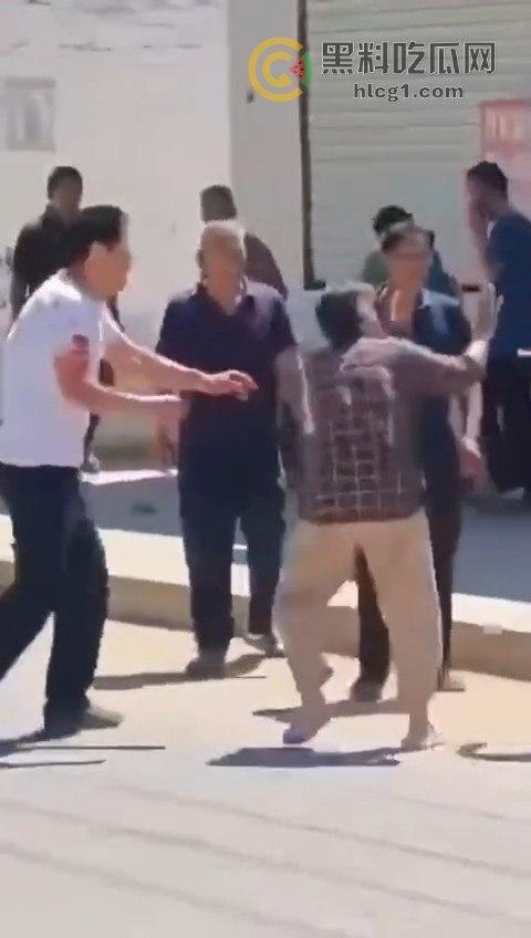 江苏五旬富豪老头酒驾开奔驰迈巴赫，主干道疯狂撞飞十几人，现场惨烈堪比大片！-1