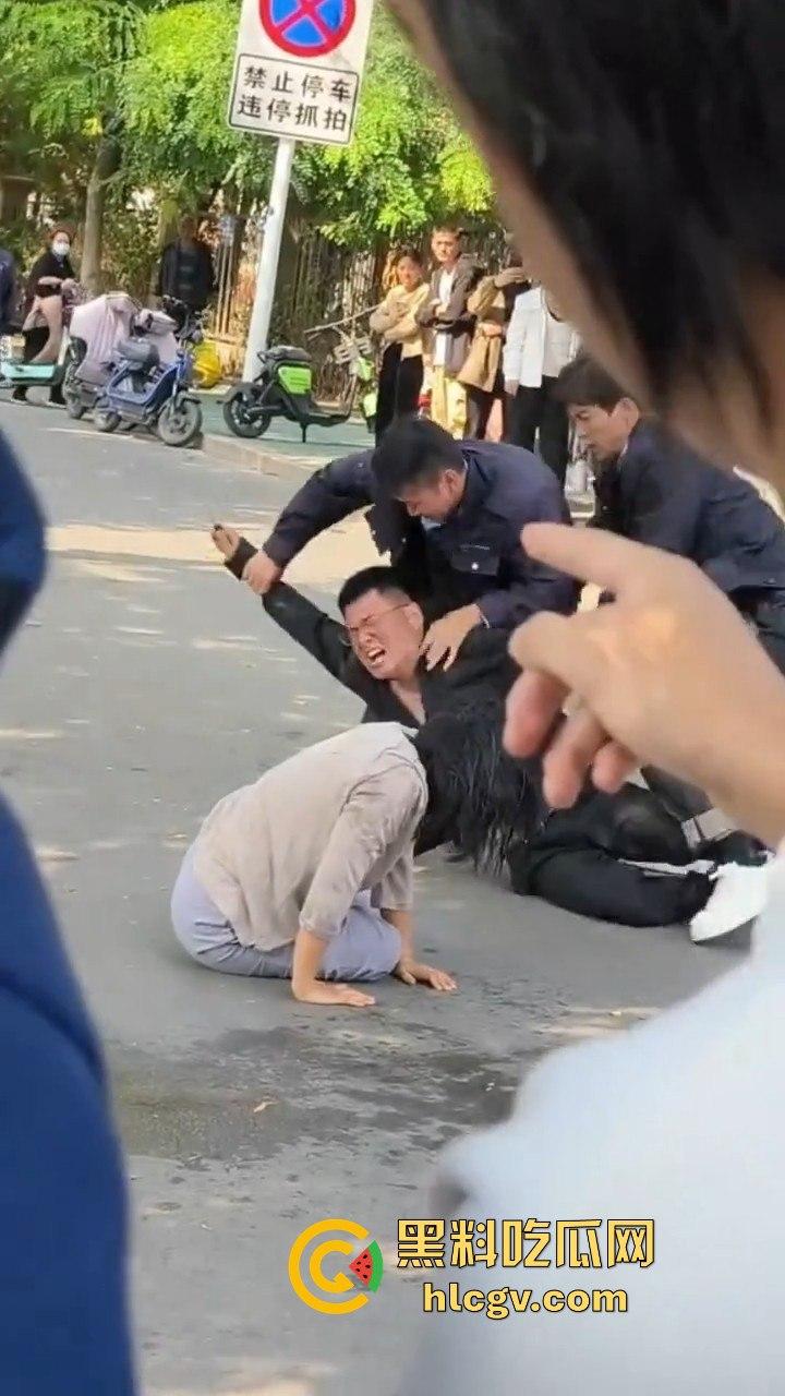 山东男子醉酒殴打女友还拿啤酒洗头！见义勇为小伙出手相救，醉鬼竟拿刀要捅人！-7