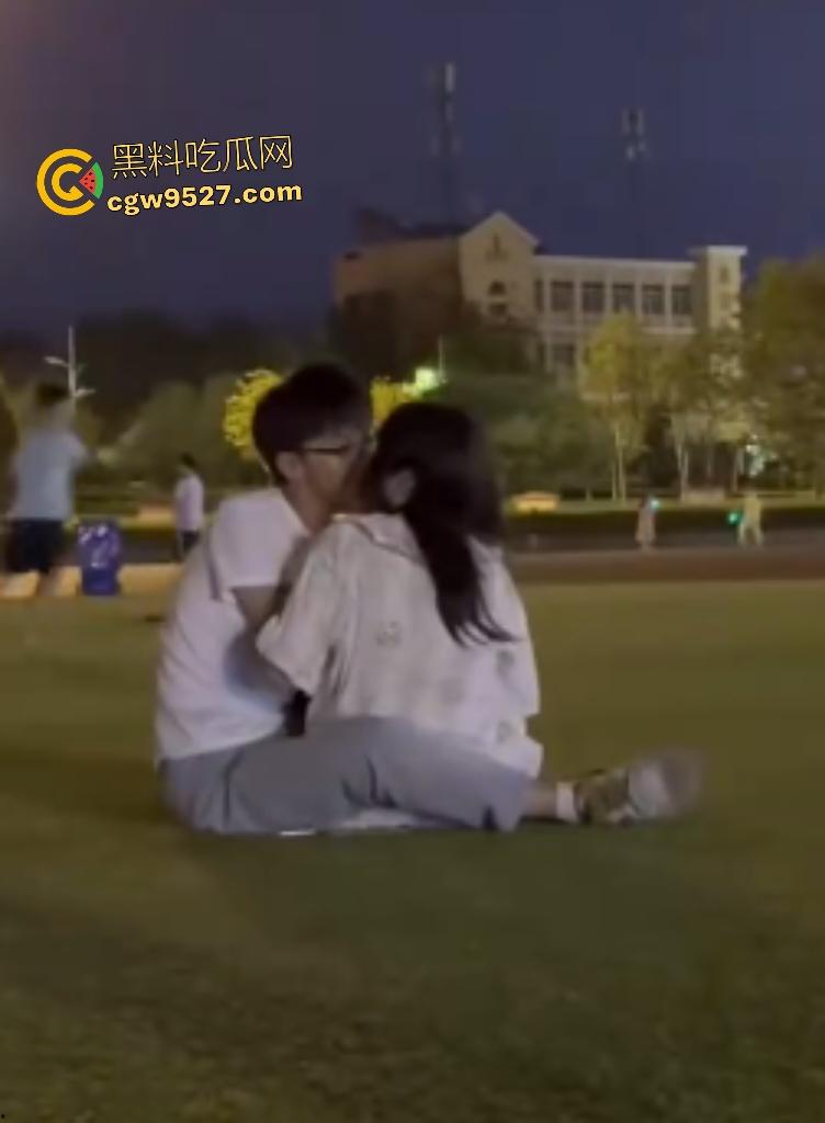 七夕邹城小情侣在草坪饥渴亲嘴,男生苦苦哀求女生吃鸡巴,吃完直接躺地上,这酒店钱都不用出了!-1