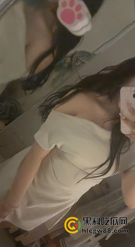 四川绵阳19岁大奶学生妹【黄涵妤】未毕业就被金主重金拿下,调教成远程玩物街头大胆露奶!-2