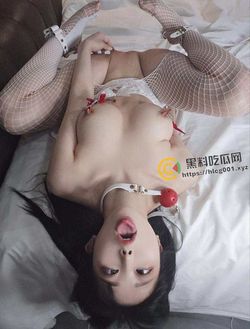 韩国高颜值白虎 体验财阀视角下的反差婊 超粗假阳具硬塞 楼梯激情露出-4