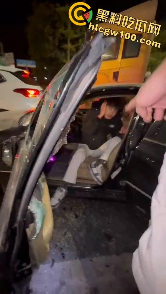 真人版罪恶都市!大马路沦为“死亡角斗场”,仇家飙车怒撞,一米多长“索命”刀狂舞-3