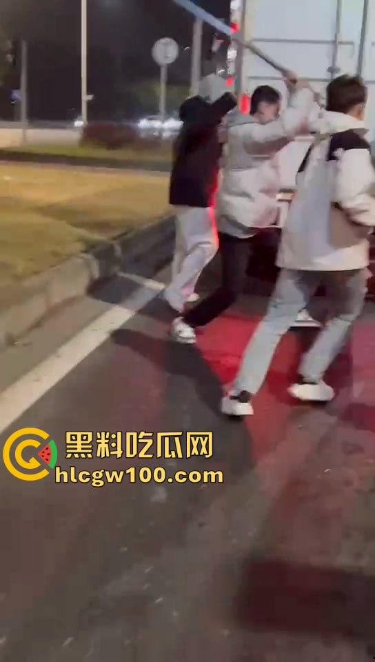 真人版罪恶都市!大马路沦为“死亡角斗场”,仇家飙车怒撞,一米多长“索命”刀狂舞-4