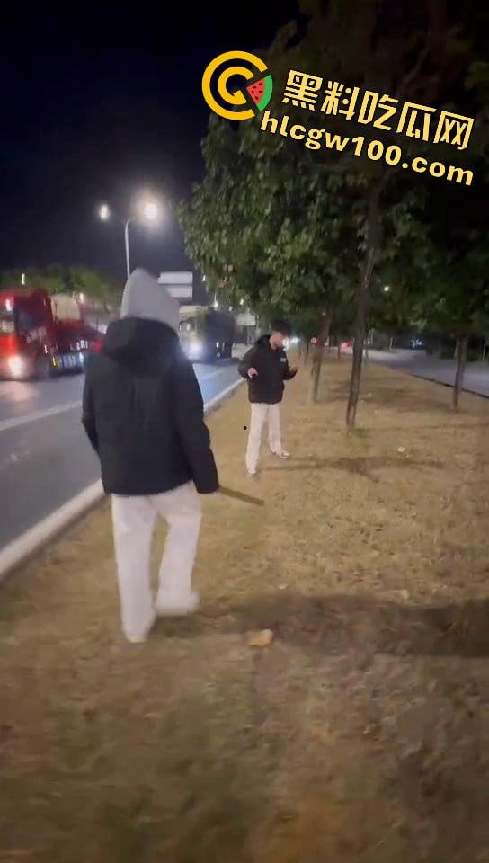 真人版罪恶都市!大马路沦为“死亡角斗场”,仇家飙车怒撞,一米多长“索命”刀狂舞-6