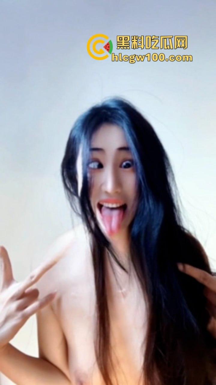 推特【zhuhentai】最抽象癫狂的骚母狗 摆出各种及其夸张的姿势和表情 再多看一眼我都怕她吃了我-4