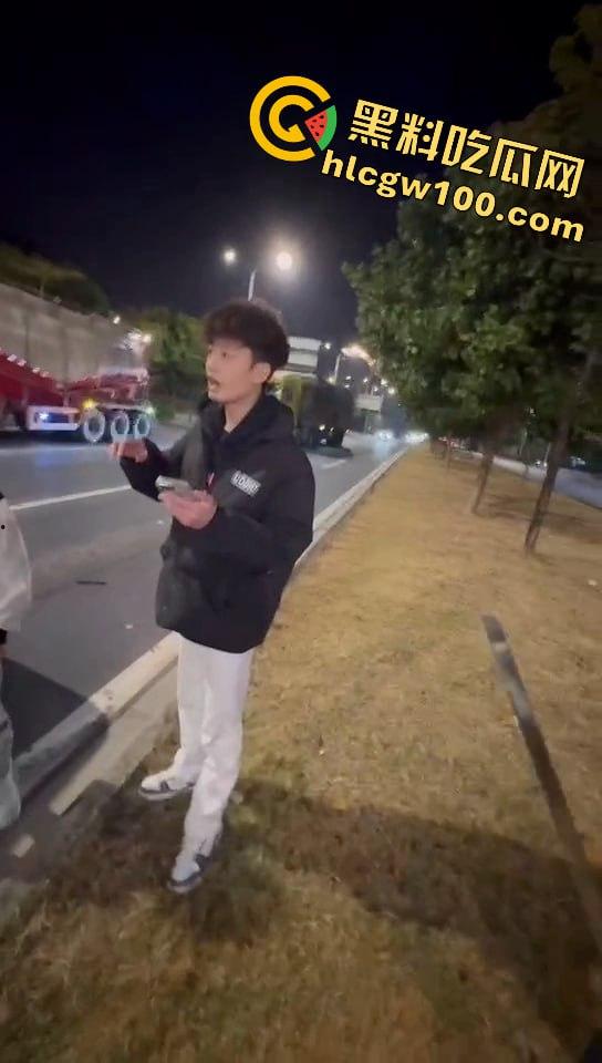 真人版罪恶都市!大马路沦为“死亡角斗场”,仇家飙车怒撞,一米多长“索命”刀狂舞-9