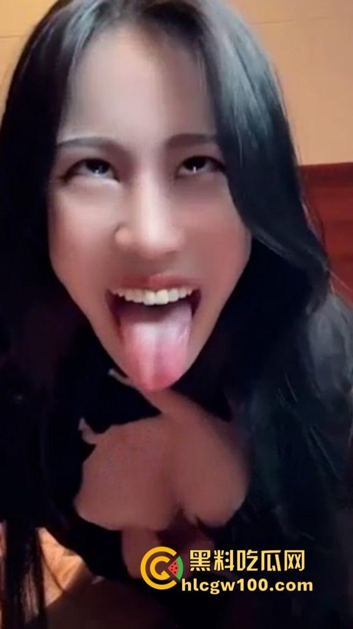 推特【zhuhentai】最抽象癫狂的骚母狗 摆出各种及其夸张的姿势和表情 再多看一眼我都怕她吃了我-16