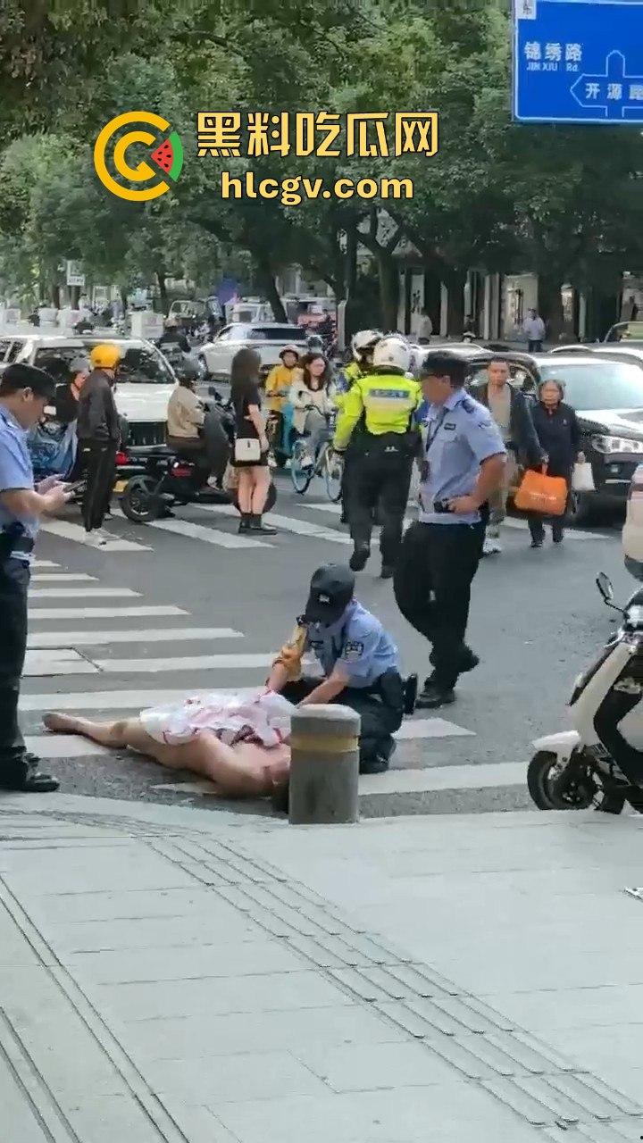 瓜友爆料大早上惊现裸奔疯子!当街骚扰女性,帽子叔叔出马才把他制服!-3