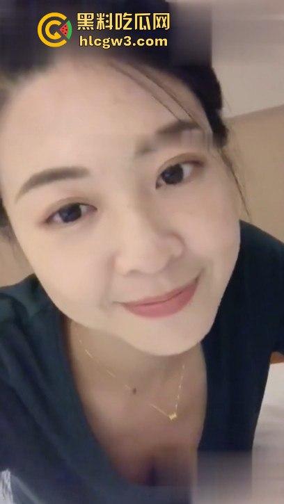 德州反差母狗人妻【胡梦琪】不雅视频炸裂流出，狗链拴脖撅臀发情，骑乘位被狂打桩叫声浪翻天！-1