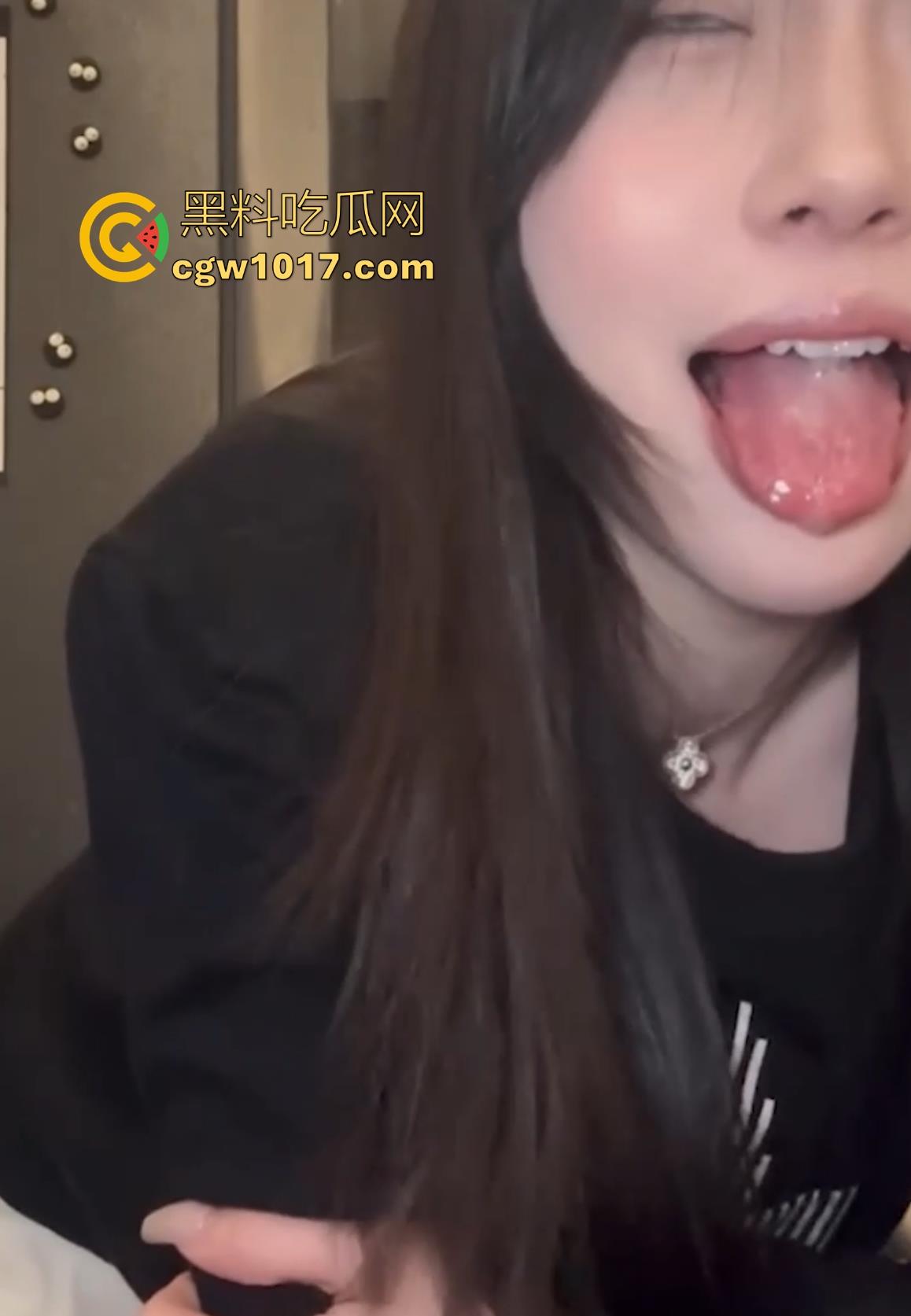 抖音网红【别拔虎牙】最新裸足私拍盯射合集，脚控的福音女神，39码大汉脚挑逗诱惑，看完直接原地起飞！-2