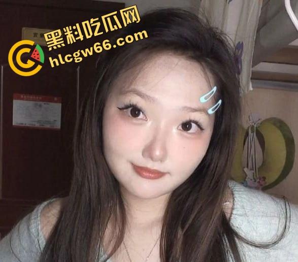 滇西05年嫩妹【何一婷】淫聊记录曝光，戴眼镜的她说想玩两根鸡巴，蜜桃臀后入爆操太骚了！-6