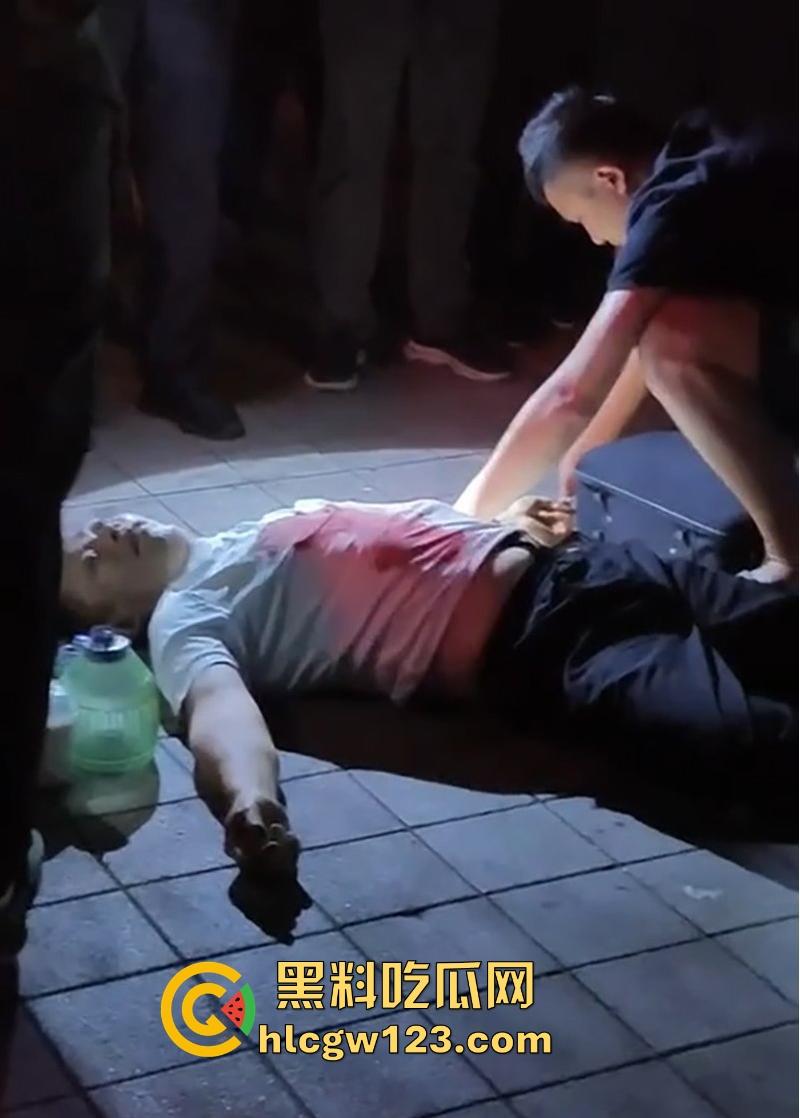 淄博人民公园小伙好心拉架惨遭一刀致命 抢救一小时无果身亡！现场家属悲痛欲绝！-9