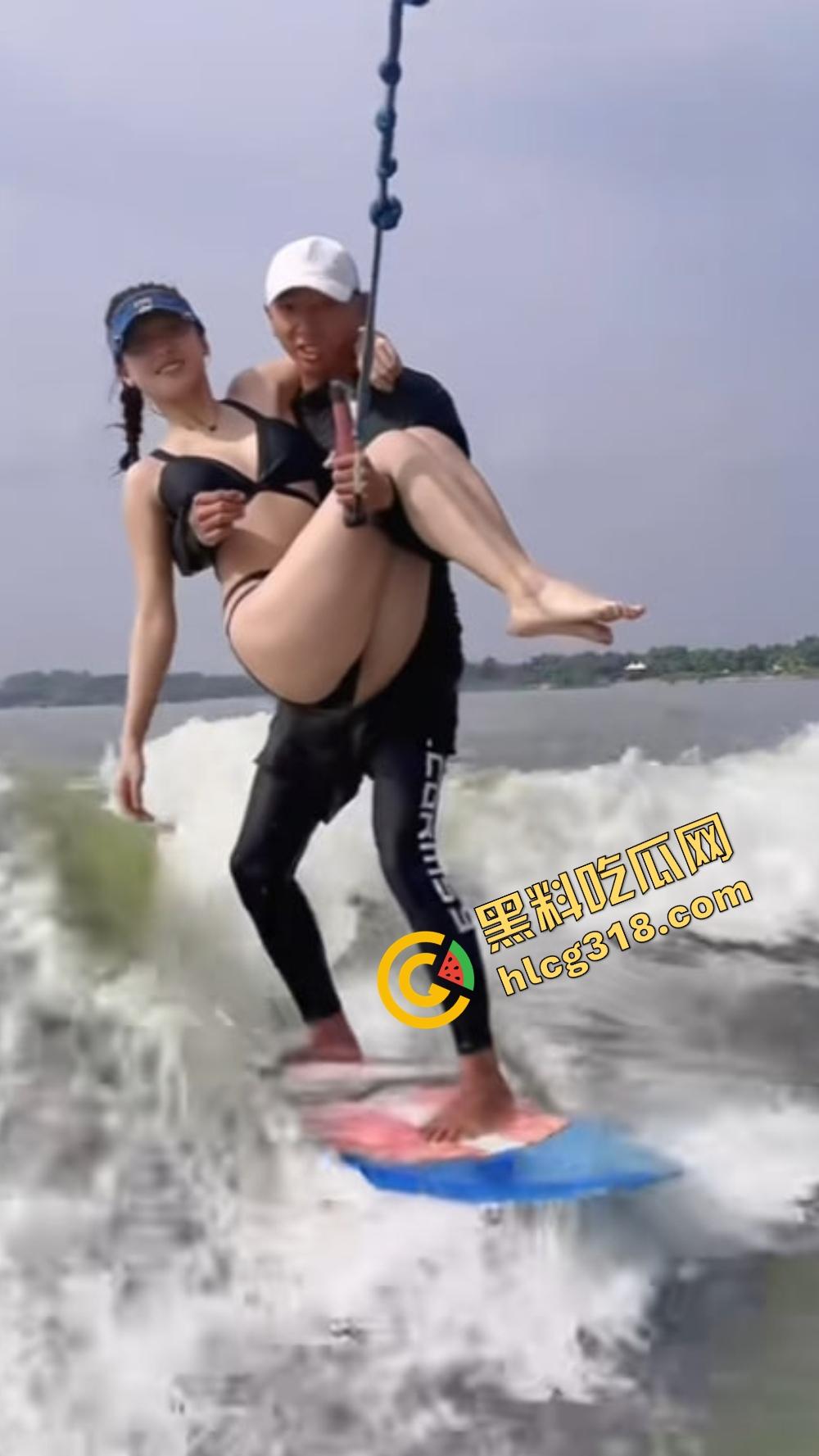 极品美女海边冲浪，比基尼裹不住大奶，教练见了直接支帐篷，裤裆顶出形状全场尴尬！-5