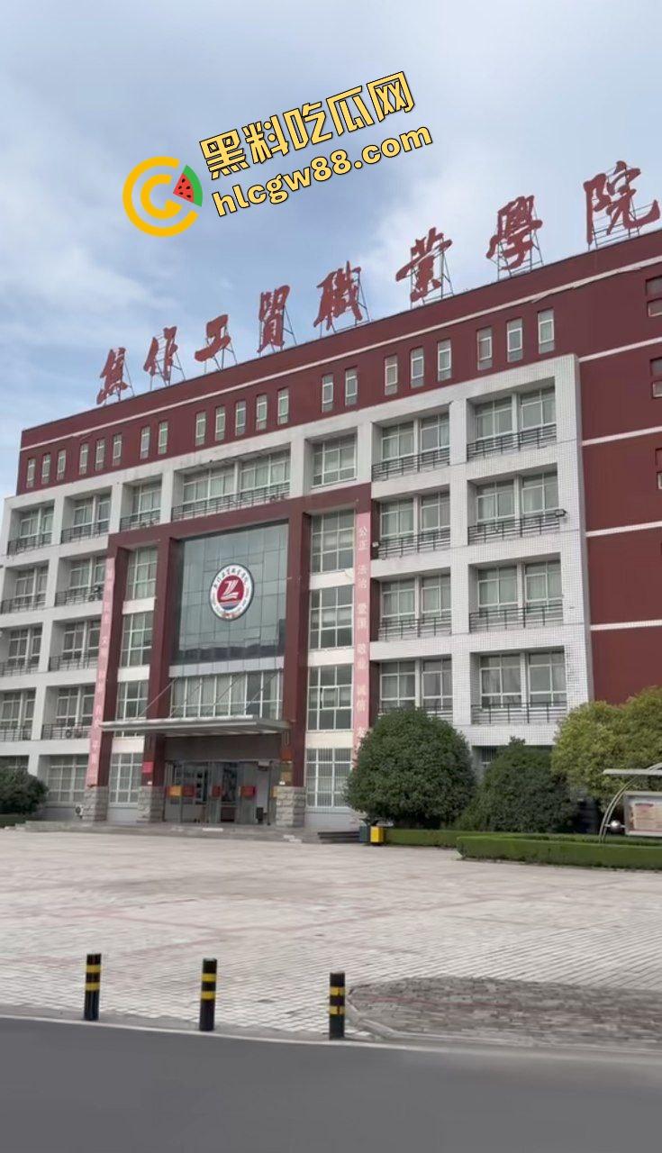 焦作工贸职业学院饥渴小情侣，在图书馆发情发骚，坐椅子女上位骑乘惨遭偷拍挂在墙上曝光！-3