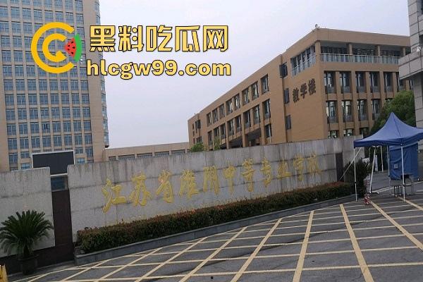 校园大瓜！江苏淮阴中专教室走廊大胆吃鸡，直接无视众人专心跪舔，现在的学生真的大胆！-3