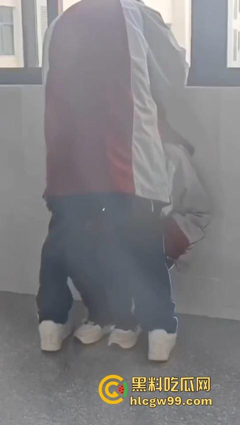 校园大瓜！江苏淮阴中专教室走廊大胆吃鸡，直接无视众人专心跪舔，现在的学生真的大胆！-7