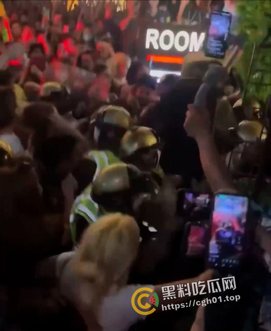 泰国爆发泰菲人妖大战！警察都拦不住 打到屌和奶子都乱飞 最后泰国人妖大胜 现场视频曝光-6