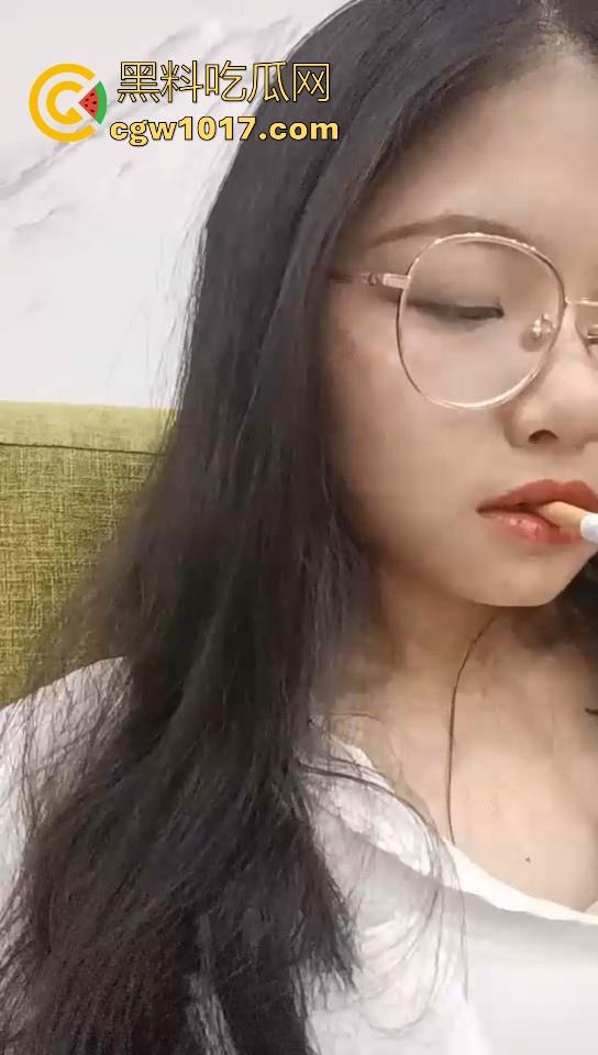 不良小妹调教自己的肥宅男奴,暴力美学性爱,舔鞋舔脚都是基本操作,小胖狗乖乖的听话只为得到女主人的怜悯!-1